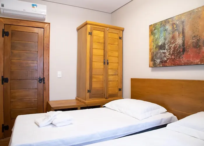 Espaco 250 - Apto Mobiliado, 3 Quartos, Sendo Uma Suite, Banheiro Social, Cozinha Completa, Sala De Estar, Ar Condicionado, Tv E Internet